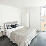 Immaculate 1-Bed 1-Bath Apartment In London Area